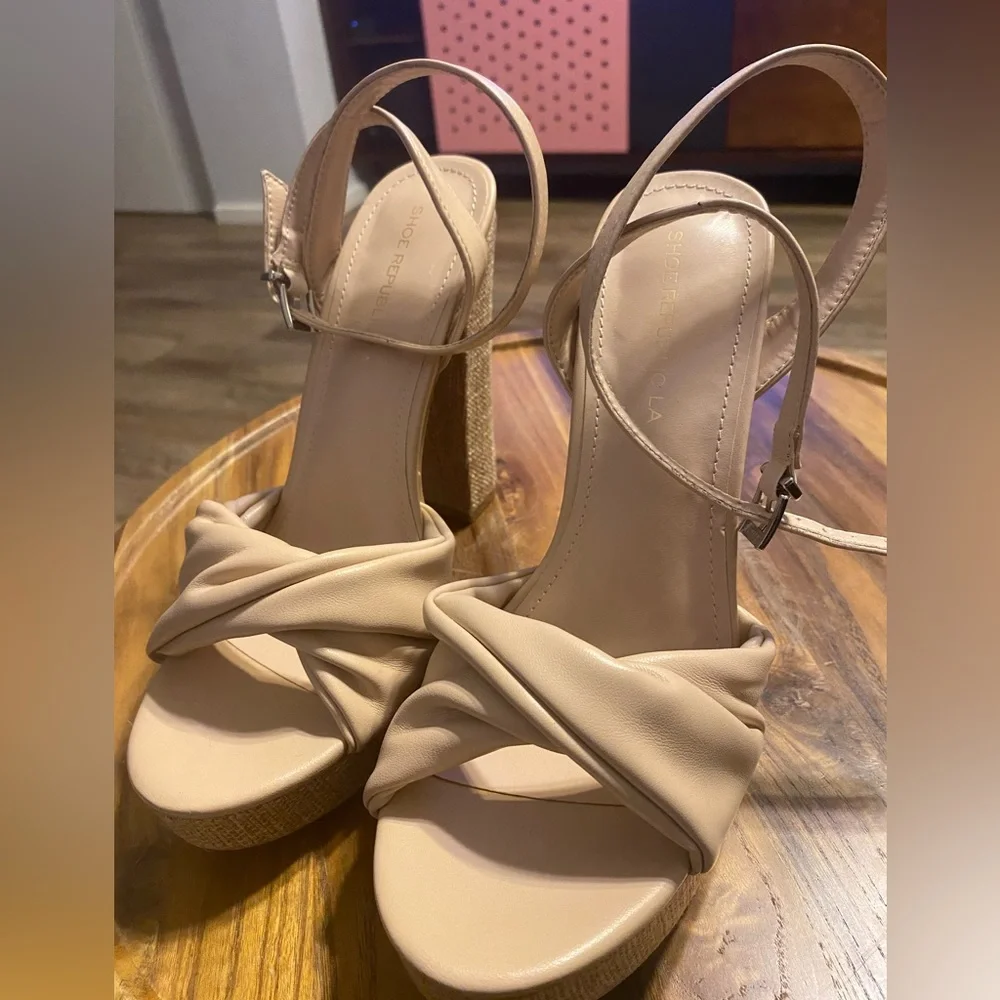 LIKE NEW NUDE BLOCKED HEEL PLATFORM SHOES